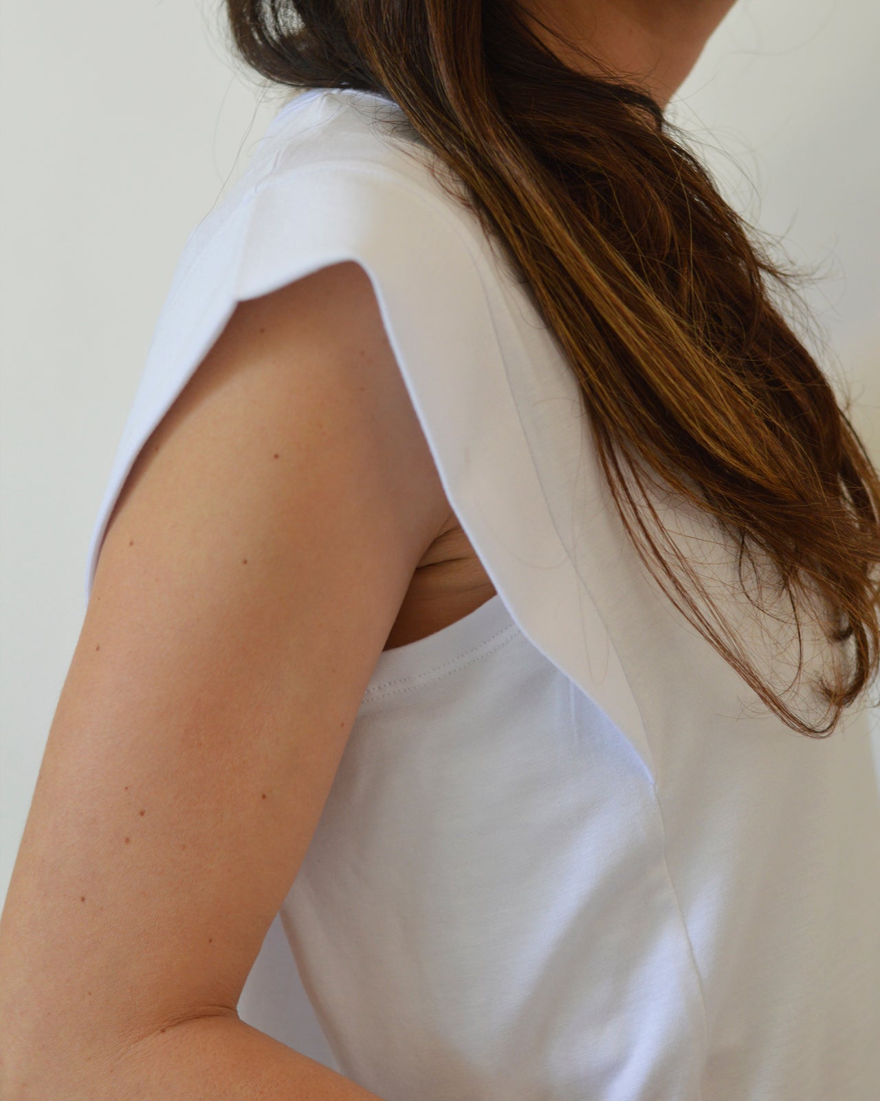Polera blanca sale sin hombros